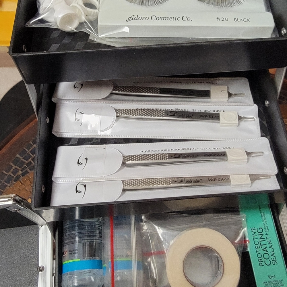 Lavish Lashes Hard Case Essentials Kit (Read Description) - Picture 4 of 8